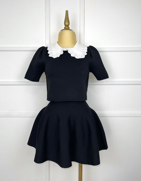 Set negro con cuello blanco