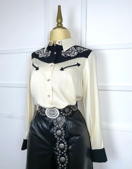 Camisa beige con negro vaquera