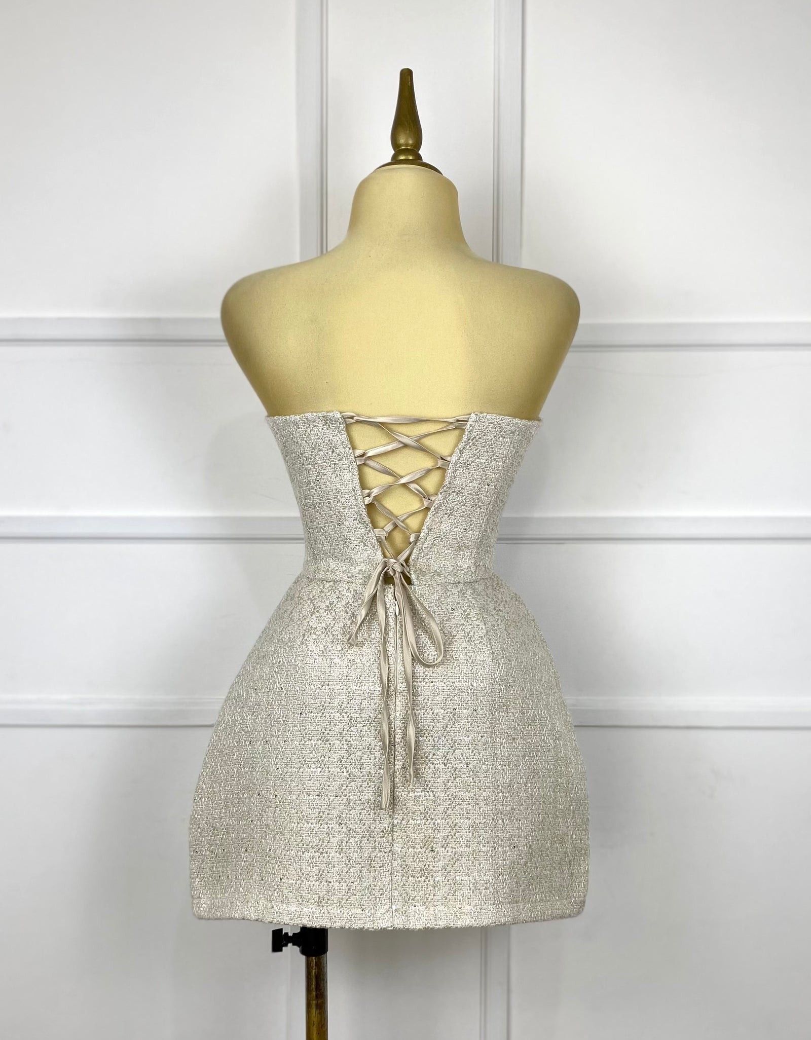 Vestido beige tweed con moñitos