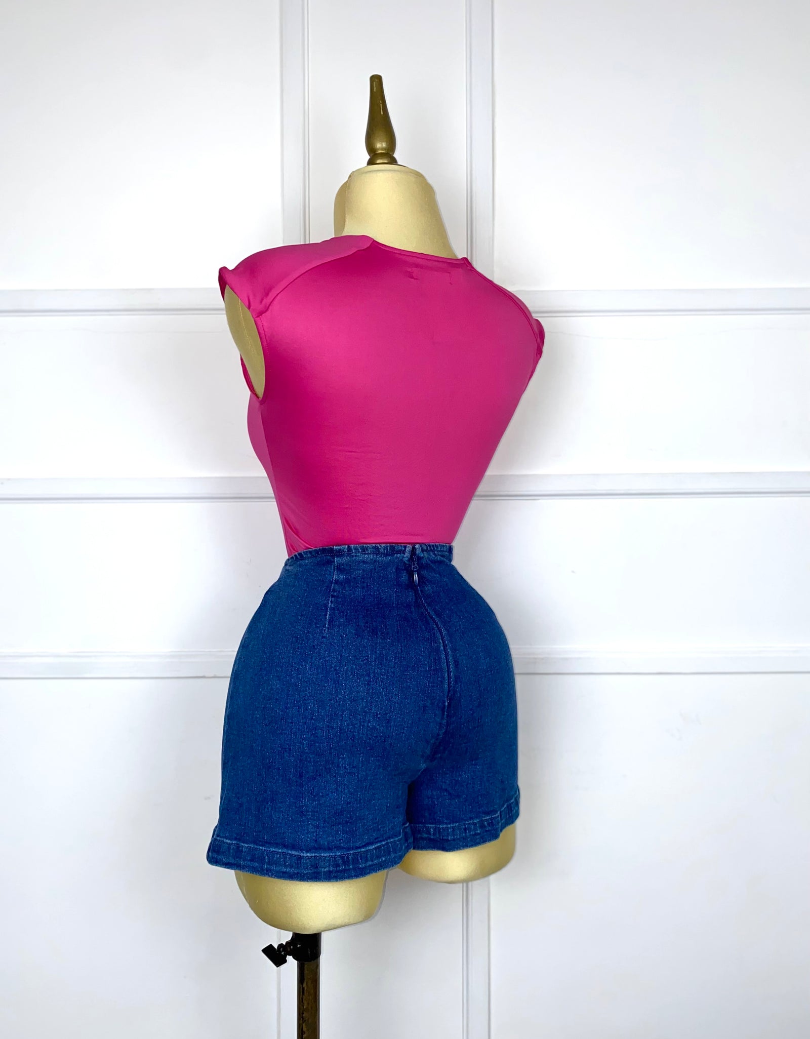 Short falda con botones dorados