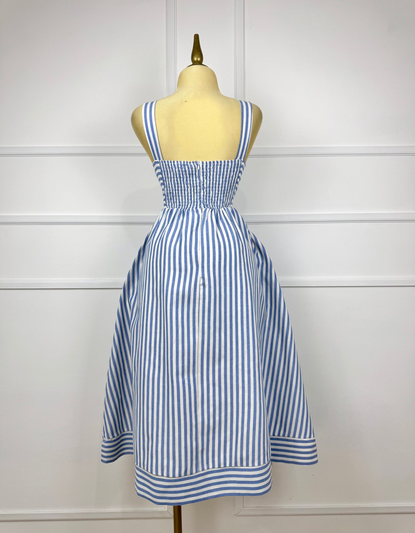 Vestido midi con líneas