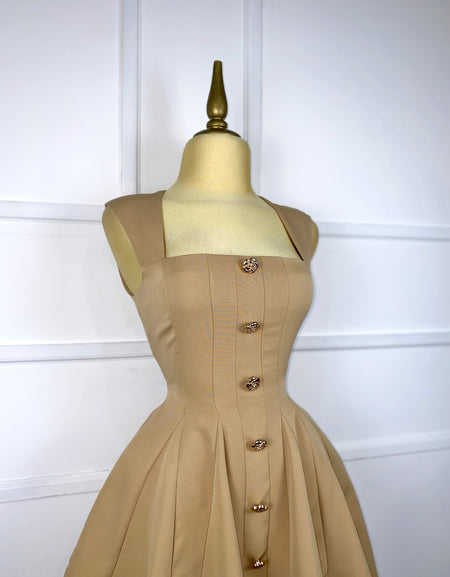 Vestide beige corte A botones dorados