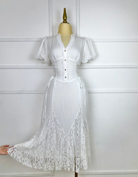 Vestido blanco con encaje y abertura