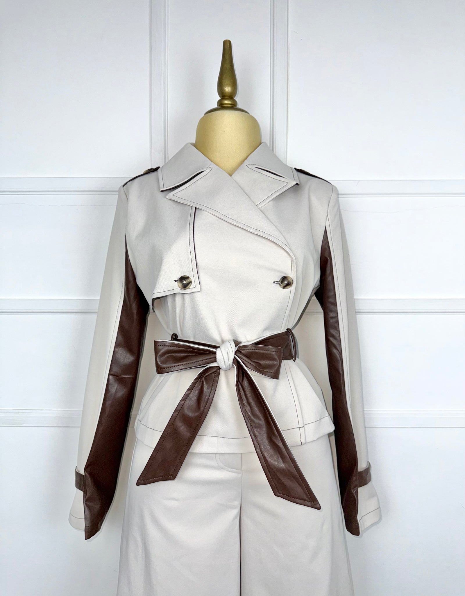 Traje beige con vinipiel café y listón