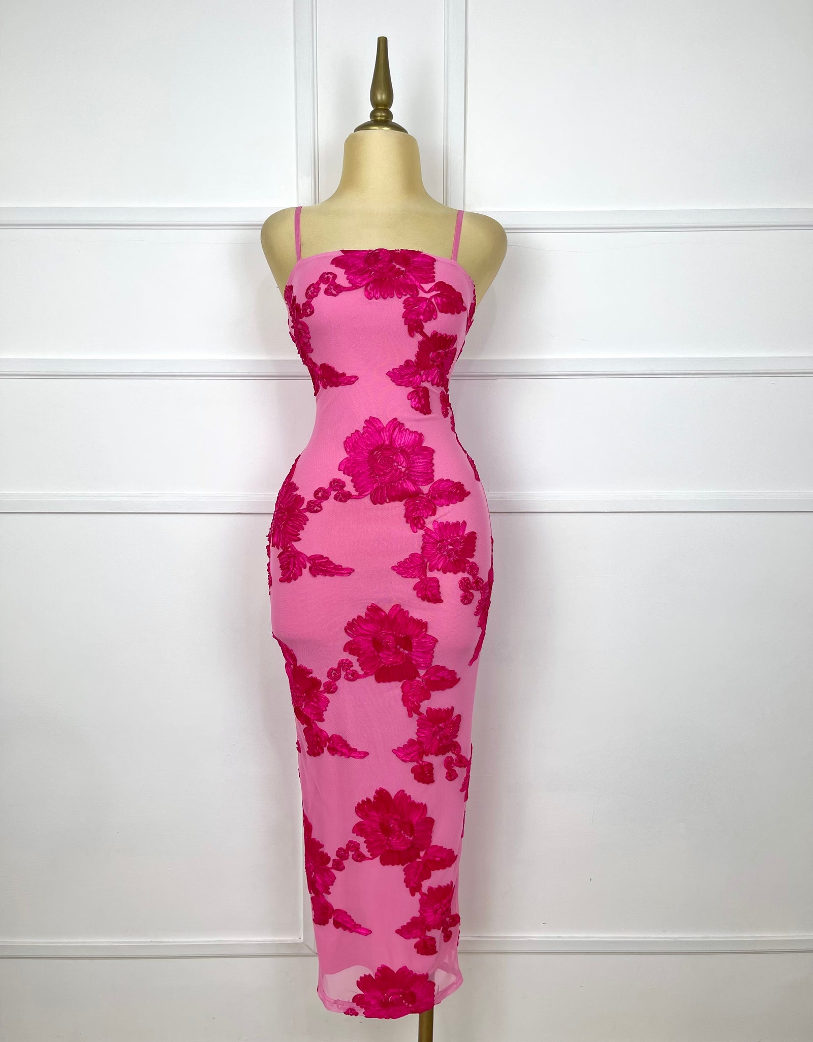 Vestido midi rosa con flores