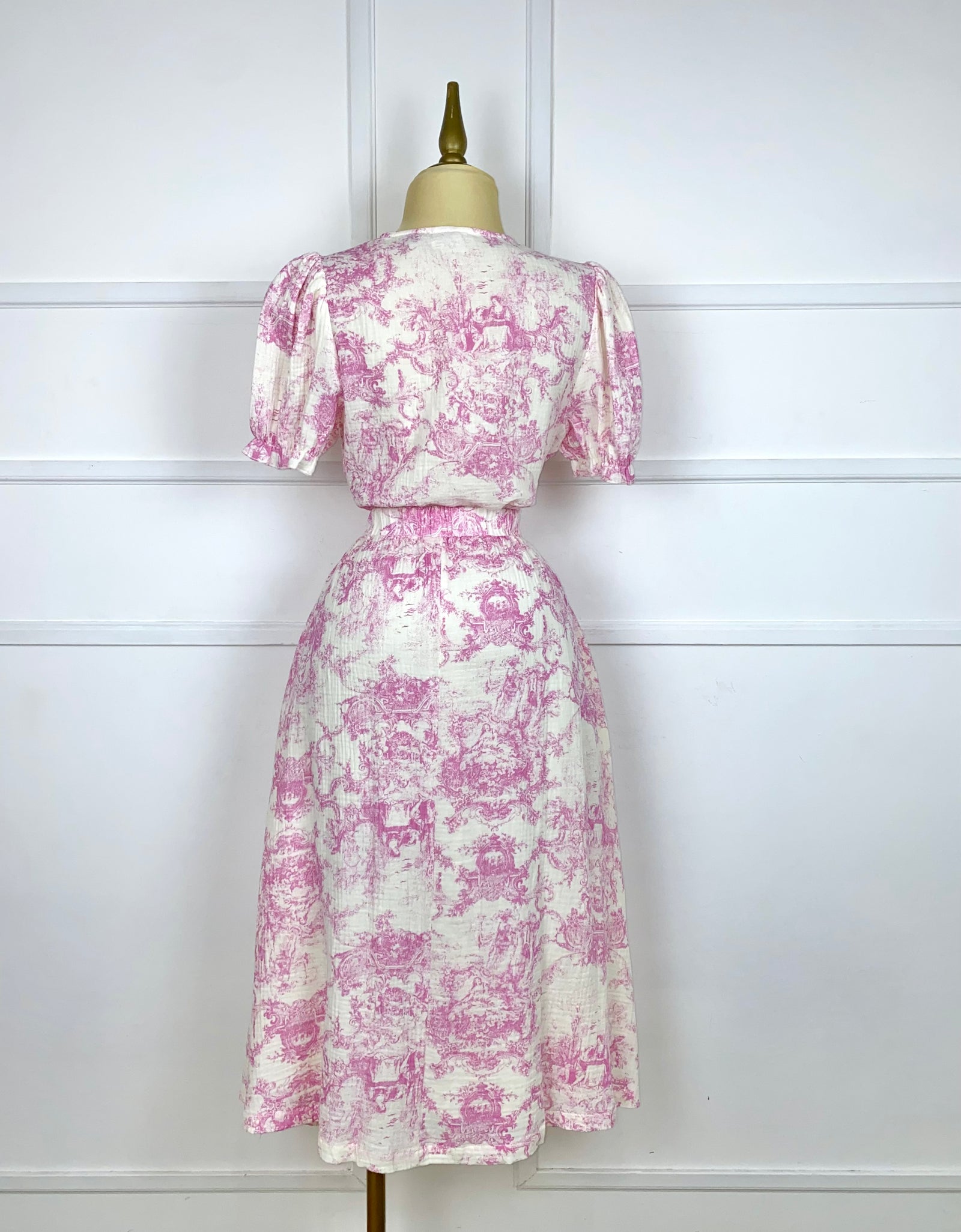 Set beige con estampado rosa