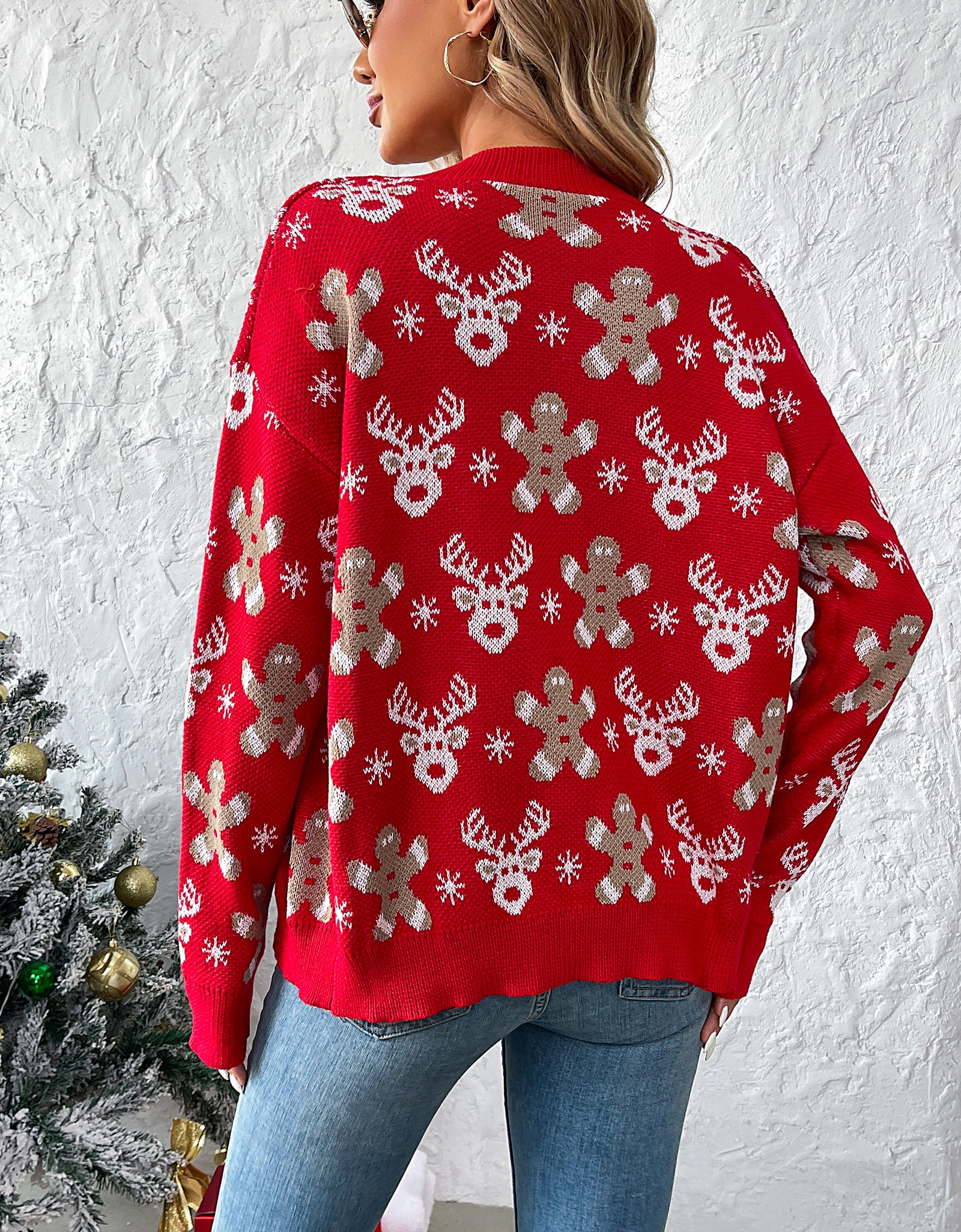 Suéter rojo tejido con galletas y renos
