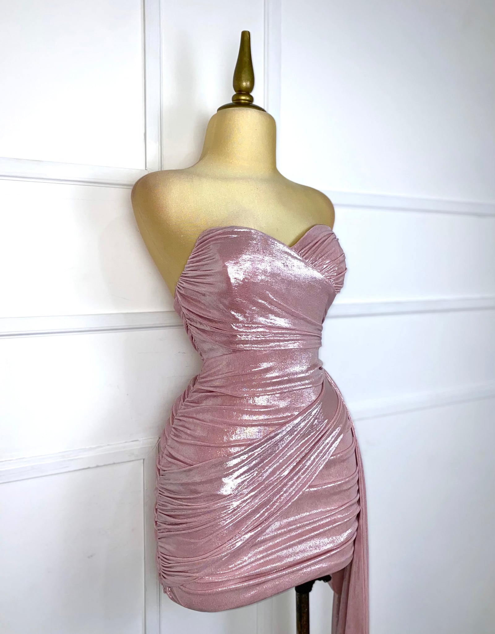 Vestido rosa strapless metálico con olán