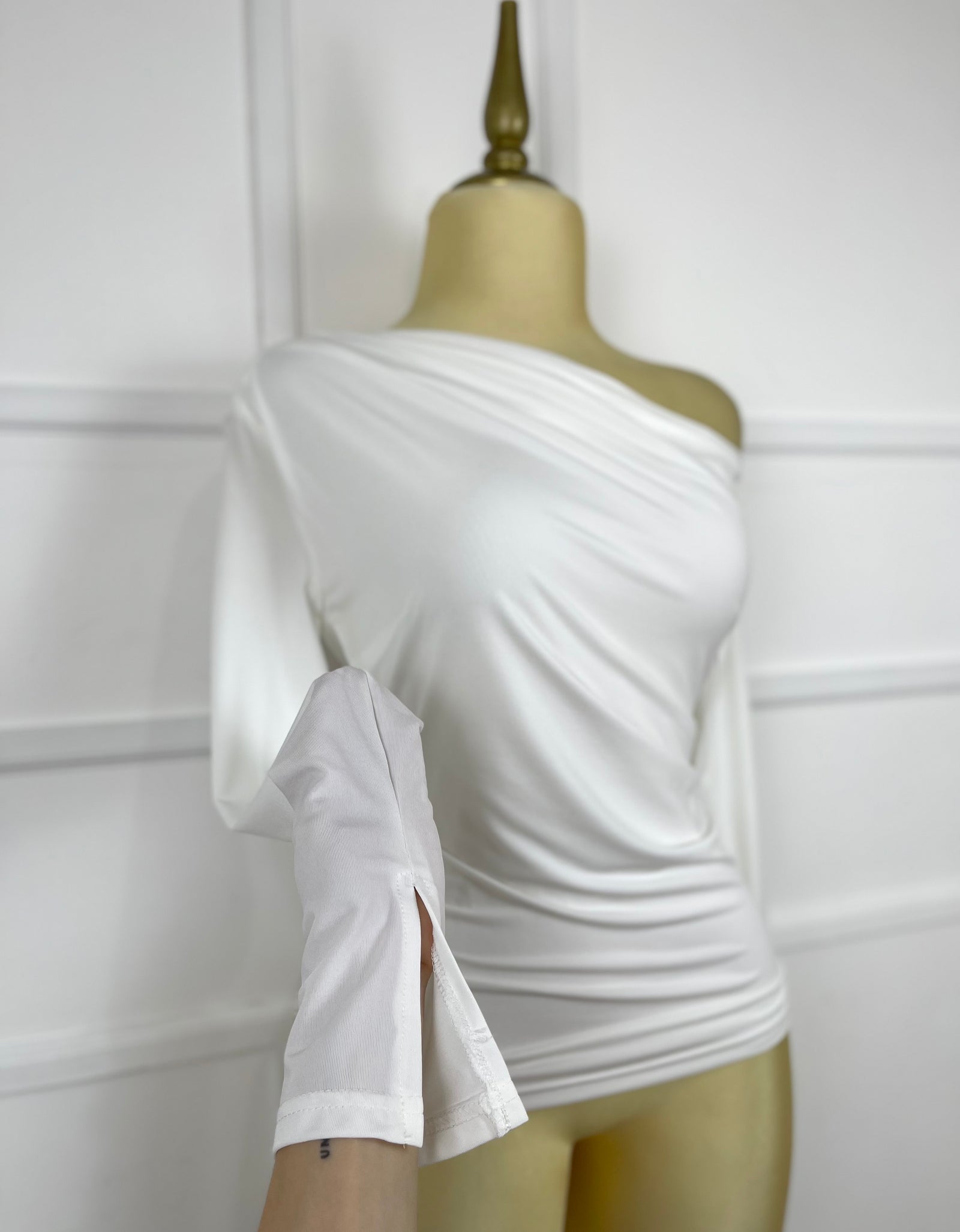 Blusa blanca asimétrica manga larga