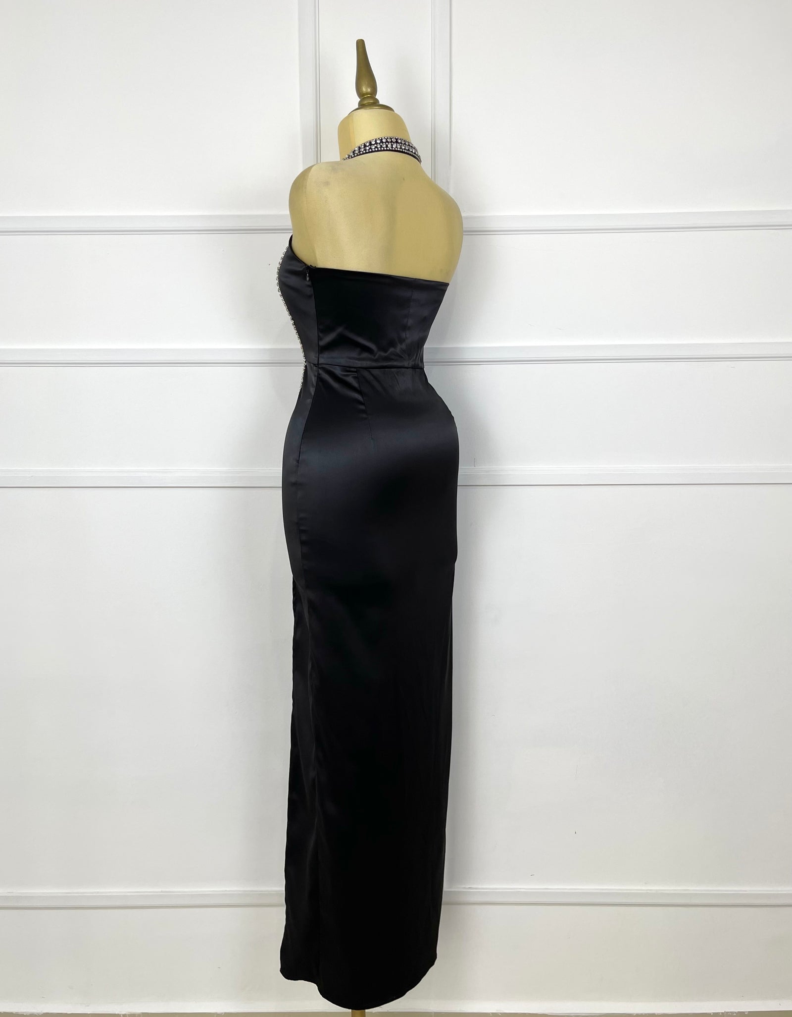 Vestido negro largo satín con pedrería
