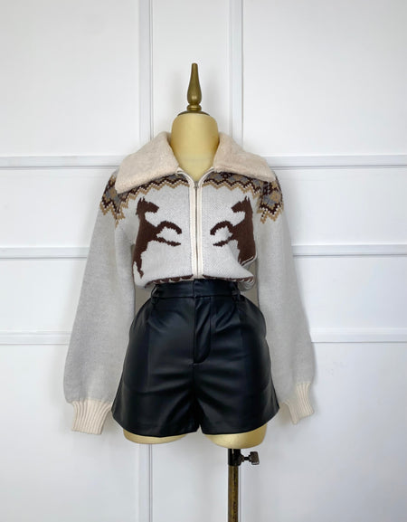 Suéter con peluche y caballos