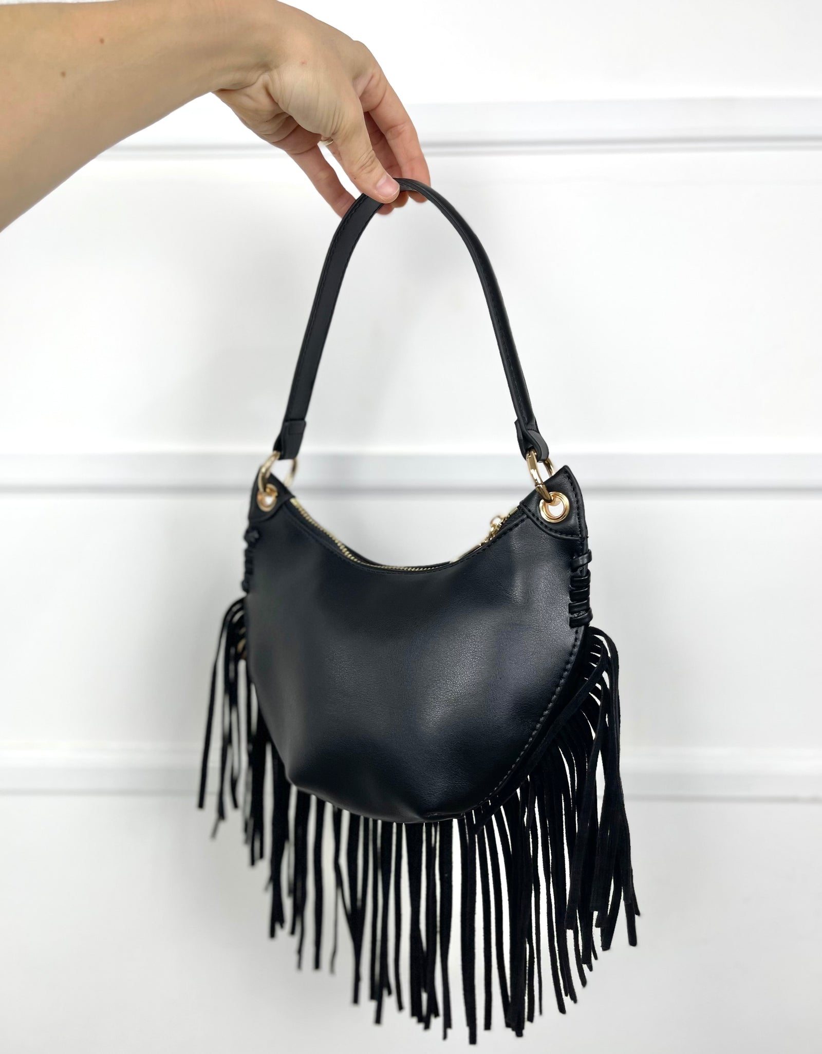 Bolsa negra con flecos