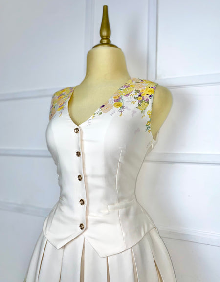 Vestido beige plisado con flores