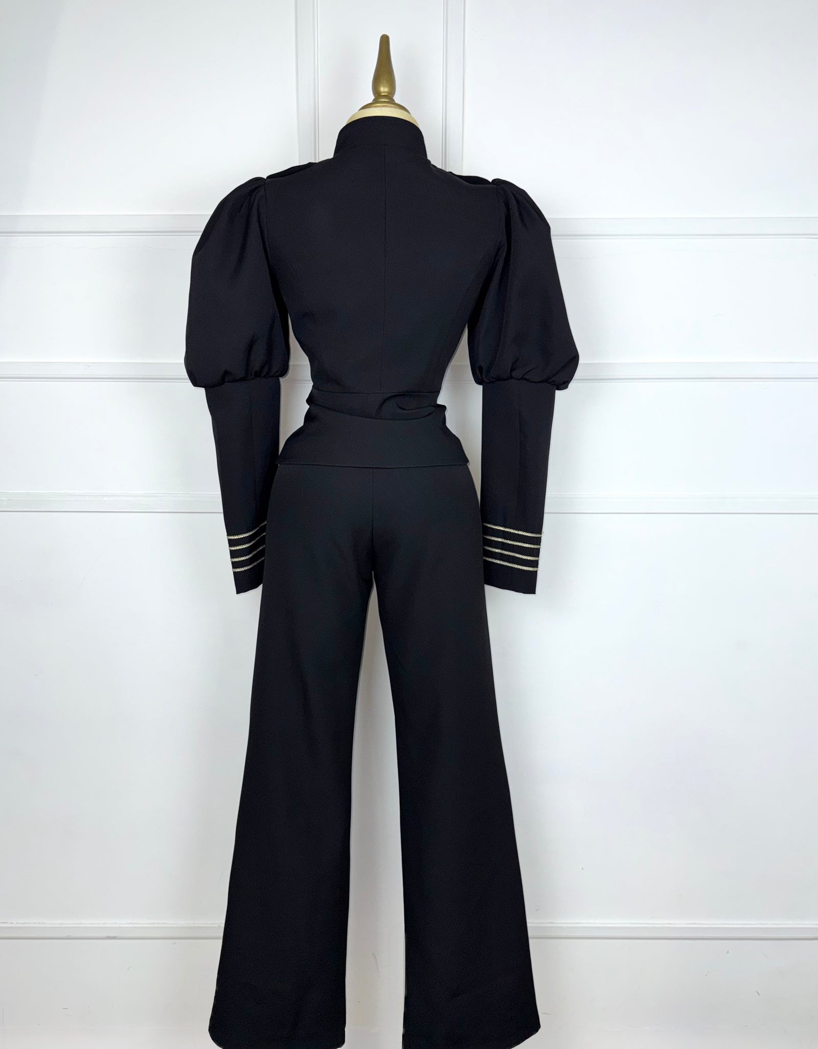 Traje negro con aplicaciones doradas