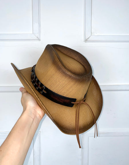 Sombrero paja con accesorio tipo vinipiel