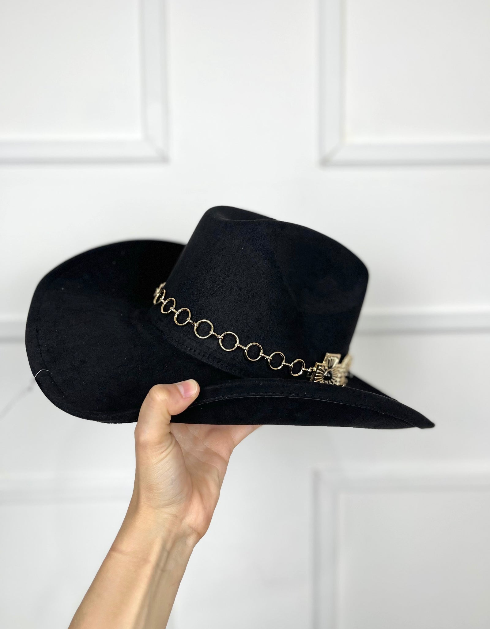 Sombrero gamuza con hebillas doradas (2 colores)