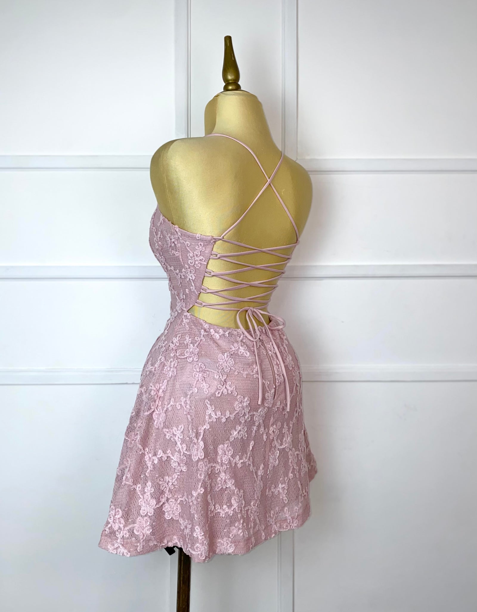 Vestido corto rosa de encaje