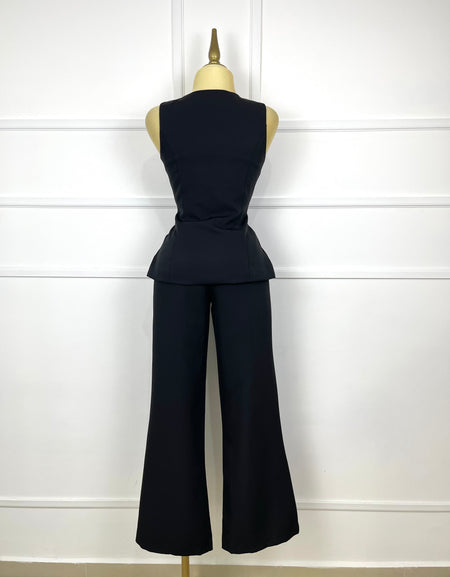 Palazzo negro con botones dorados