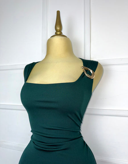 Vestido verde midi con broche dorado