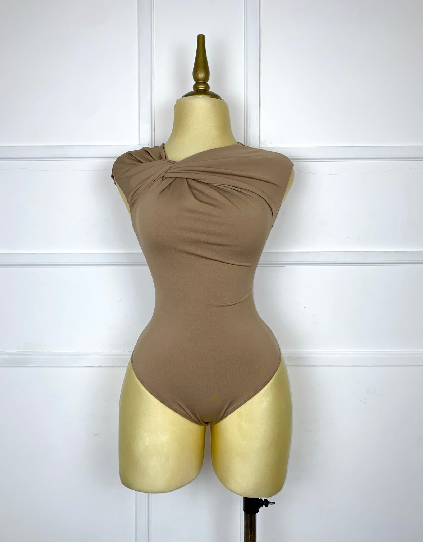 Bodysuit café con nudo