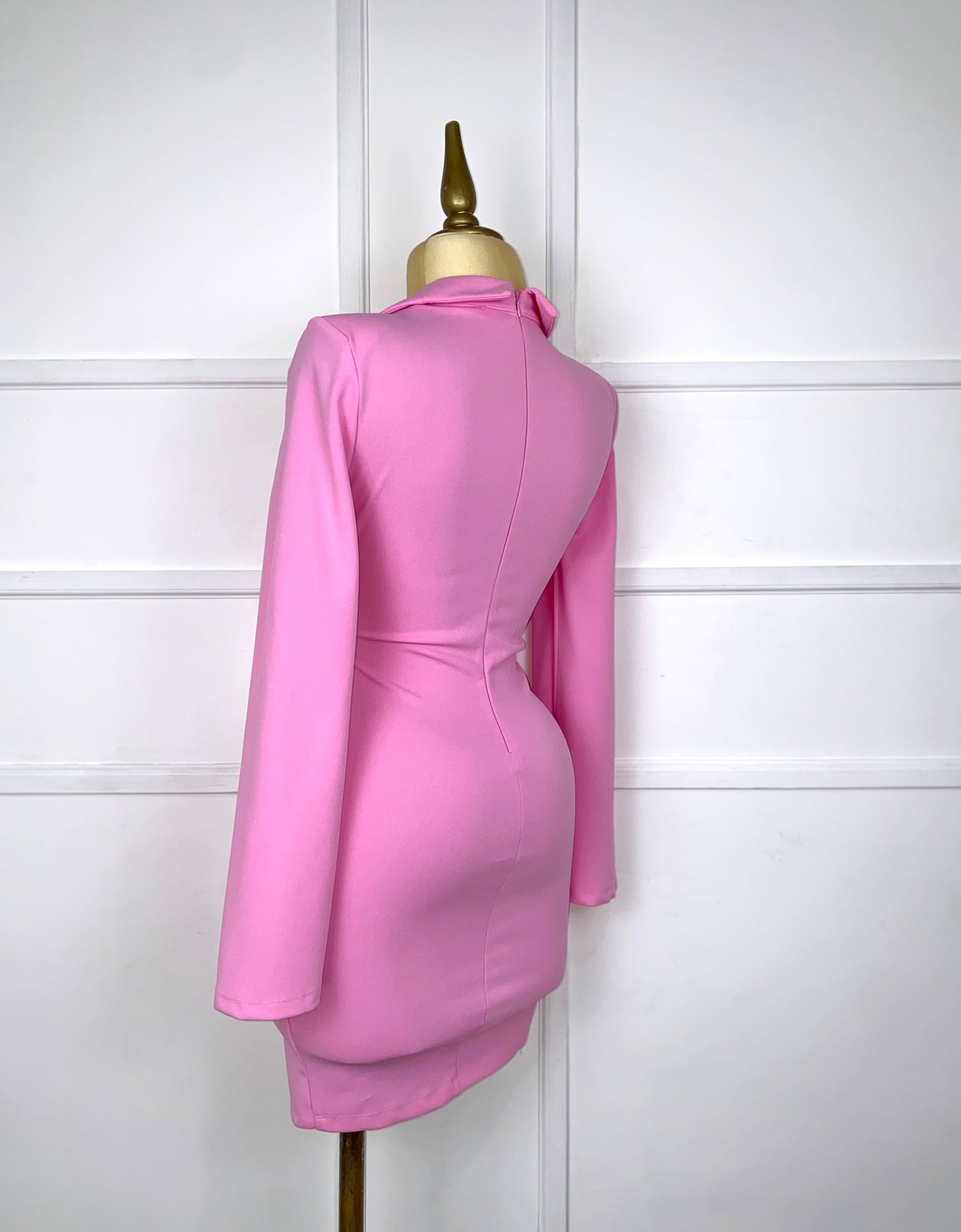Vestido rosa con botones de perlas