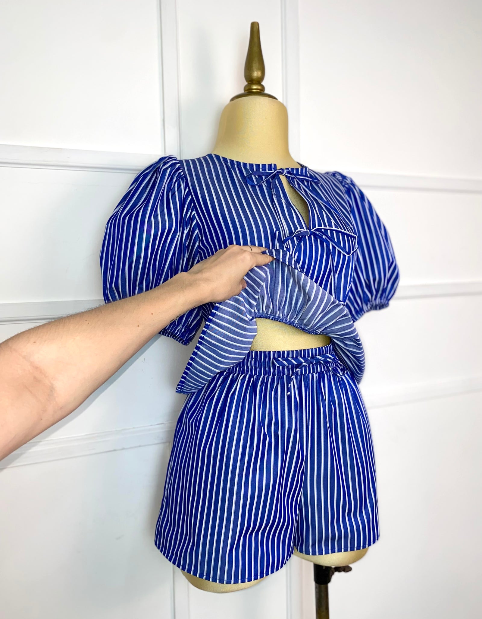 Set azul líneas blancas