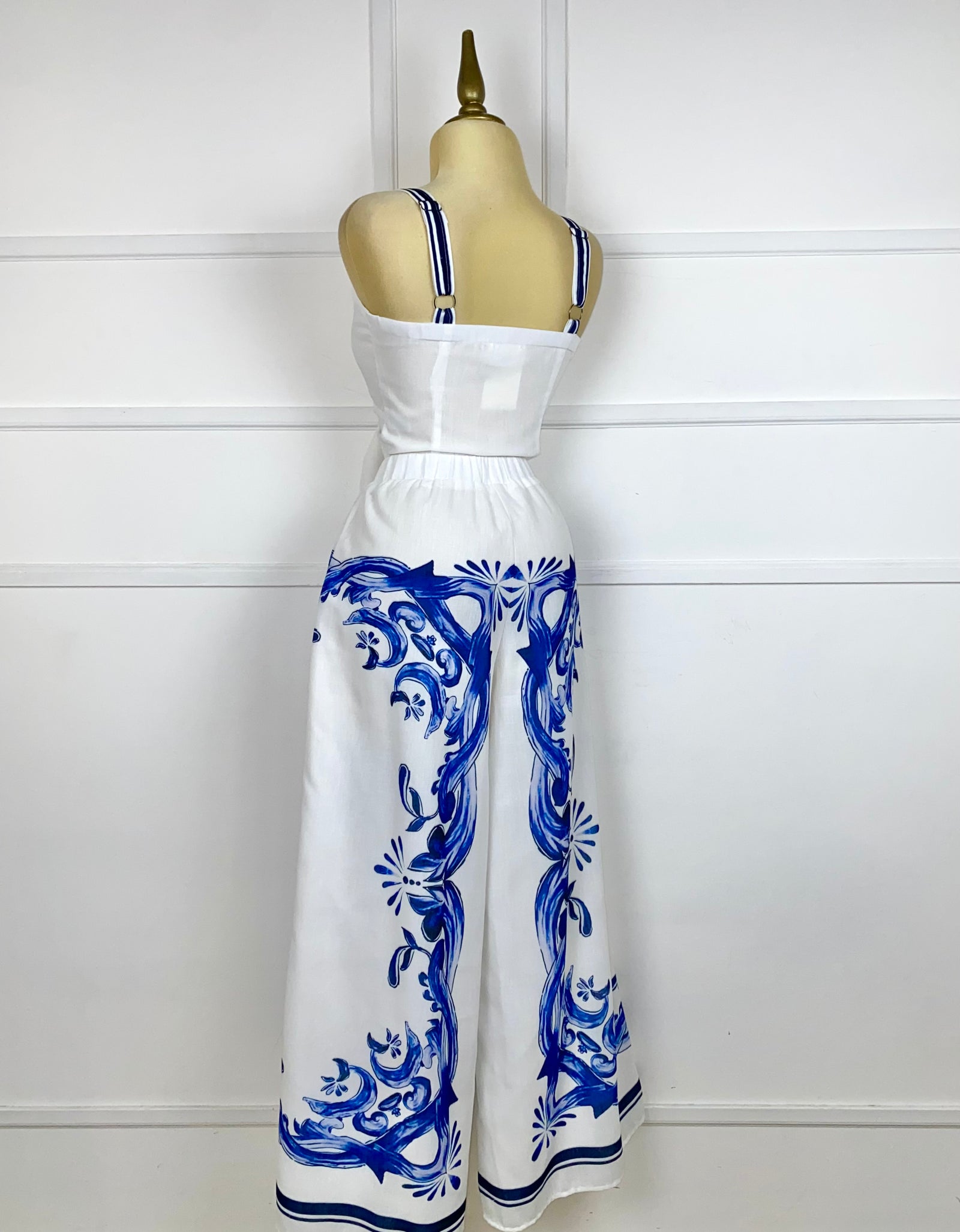 Set blanco tipo lino con estampado azul