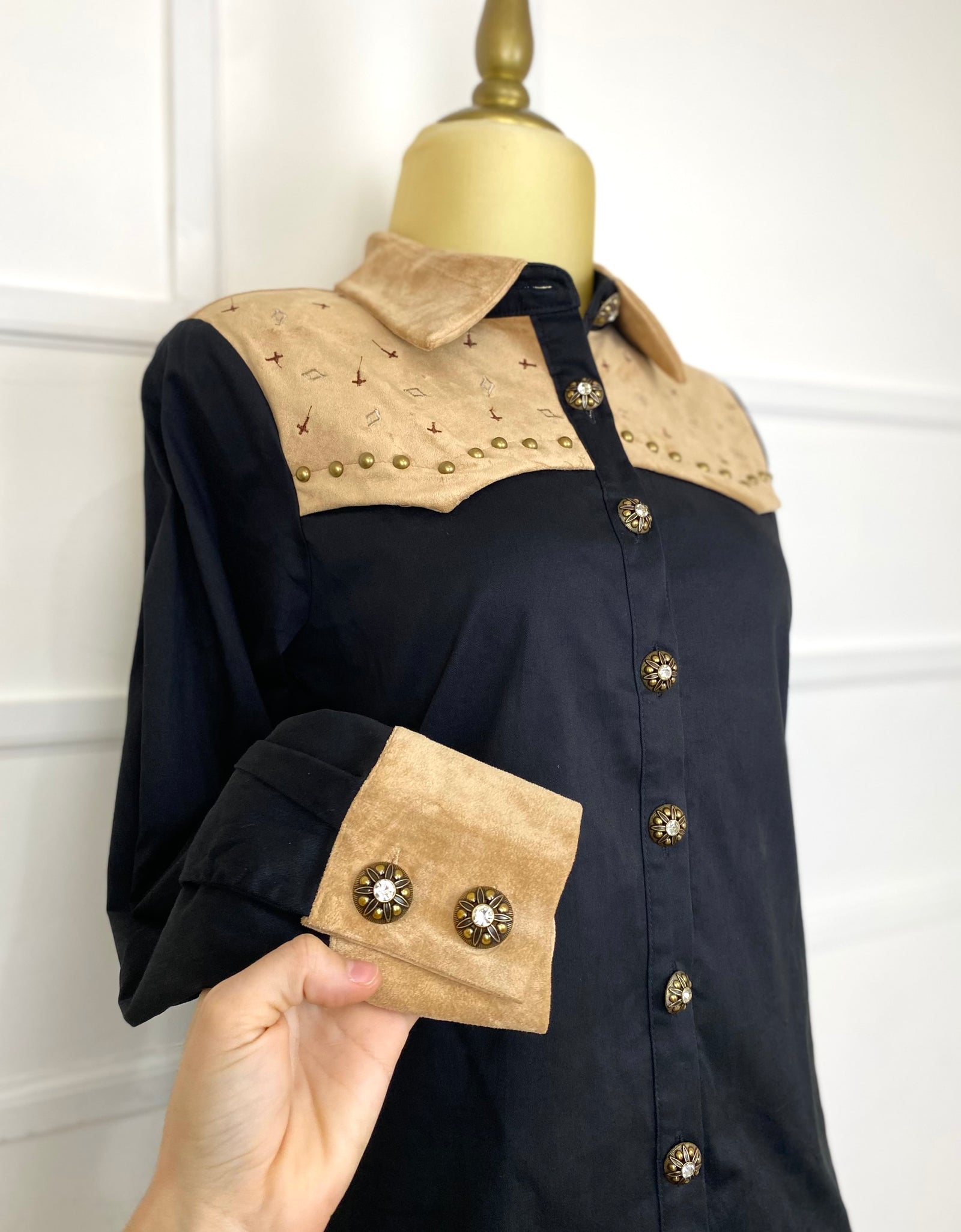 Camisa negra con estoperoles y caballo