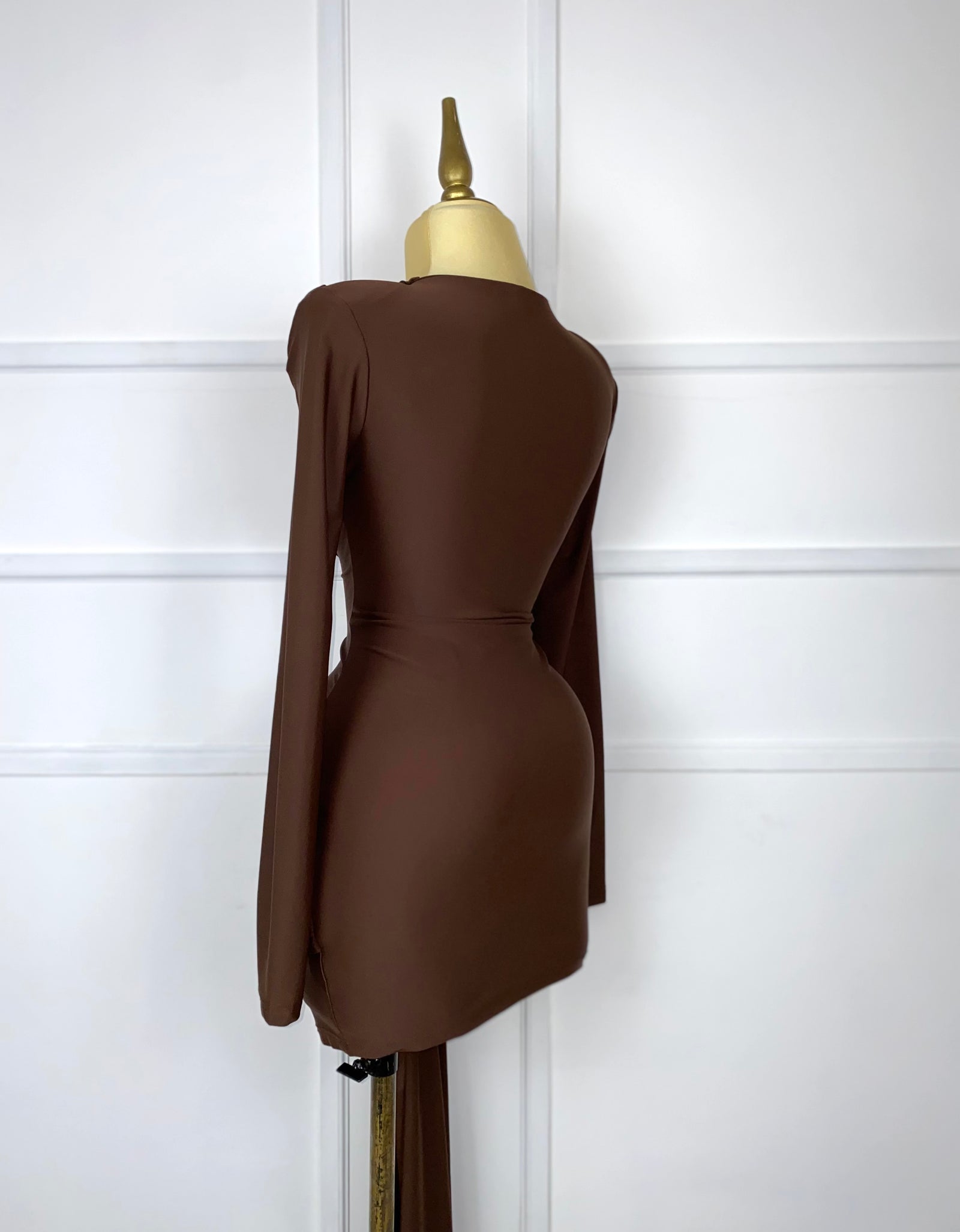 Vestido café corto drapeado manga larga