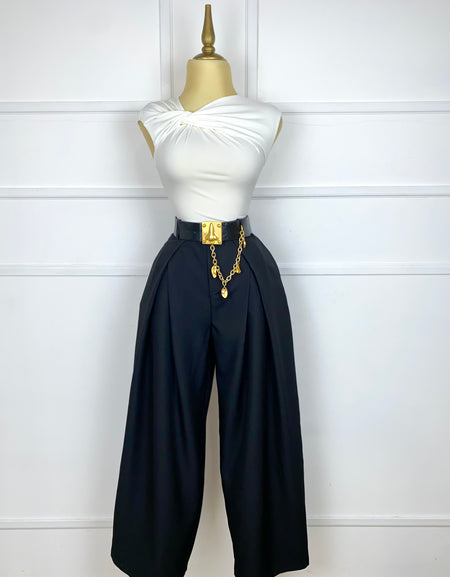 Pantalón negro con hebilla dorada