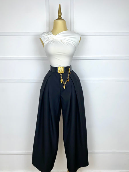 Pantalón negro con hebilla dorada