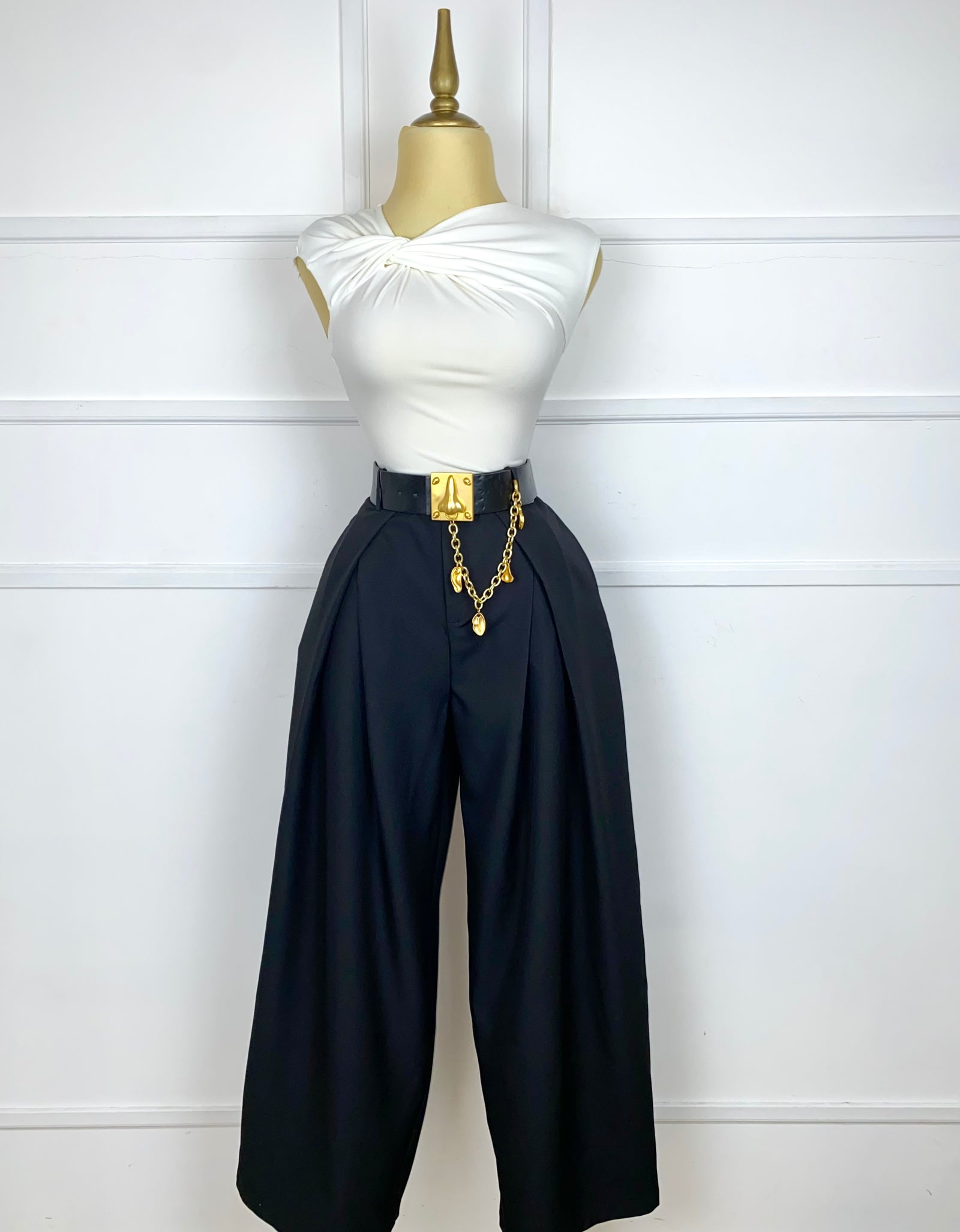 Pantalón negro con hebilla dorada