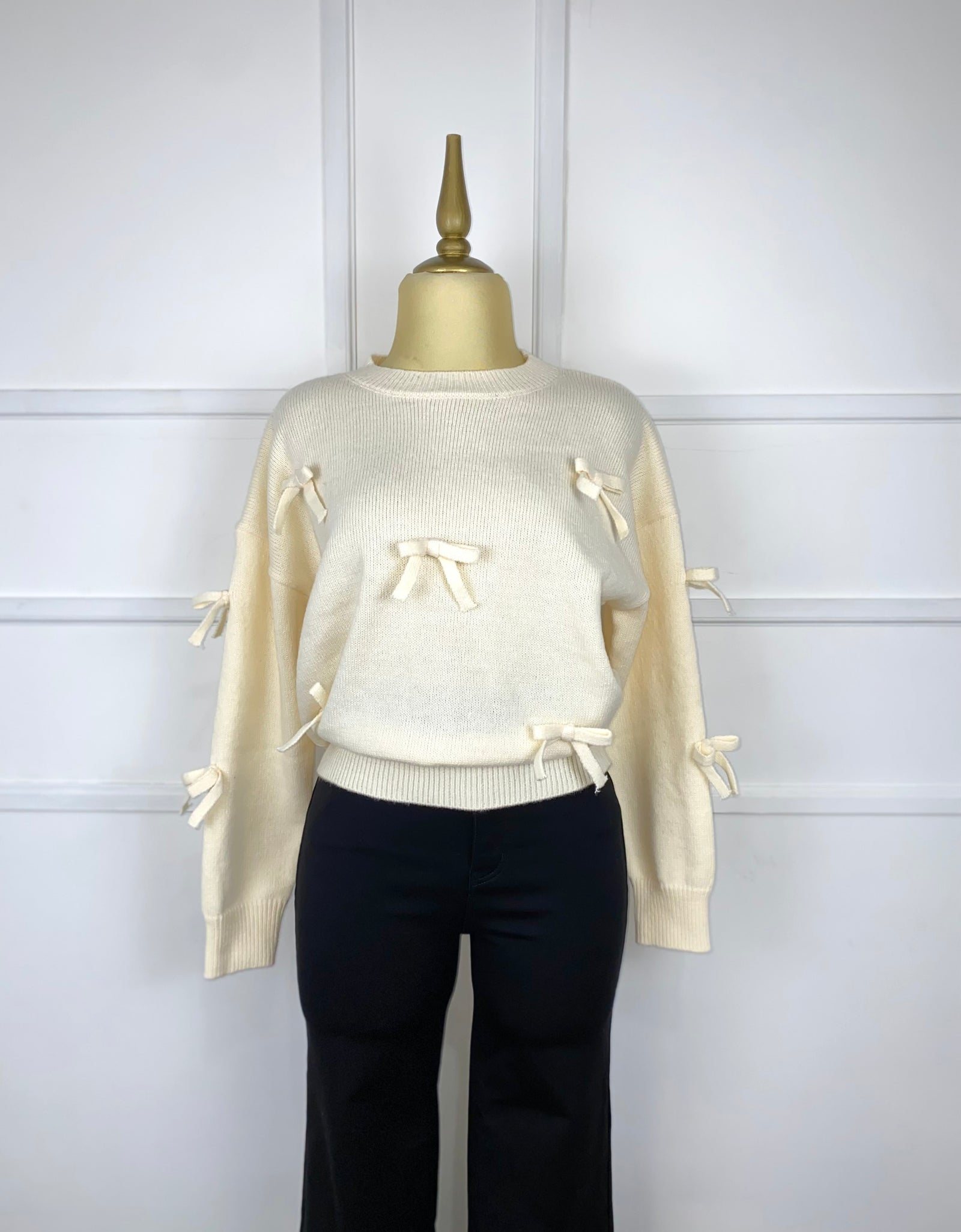 Suéter beige con moñitos