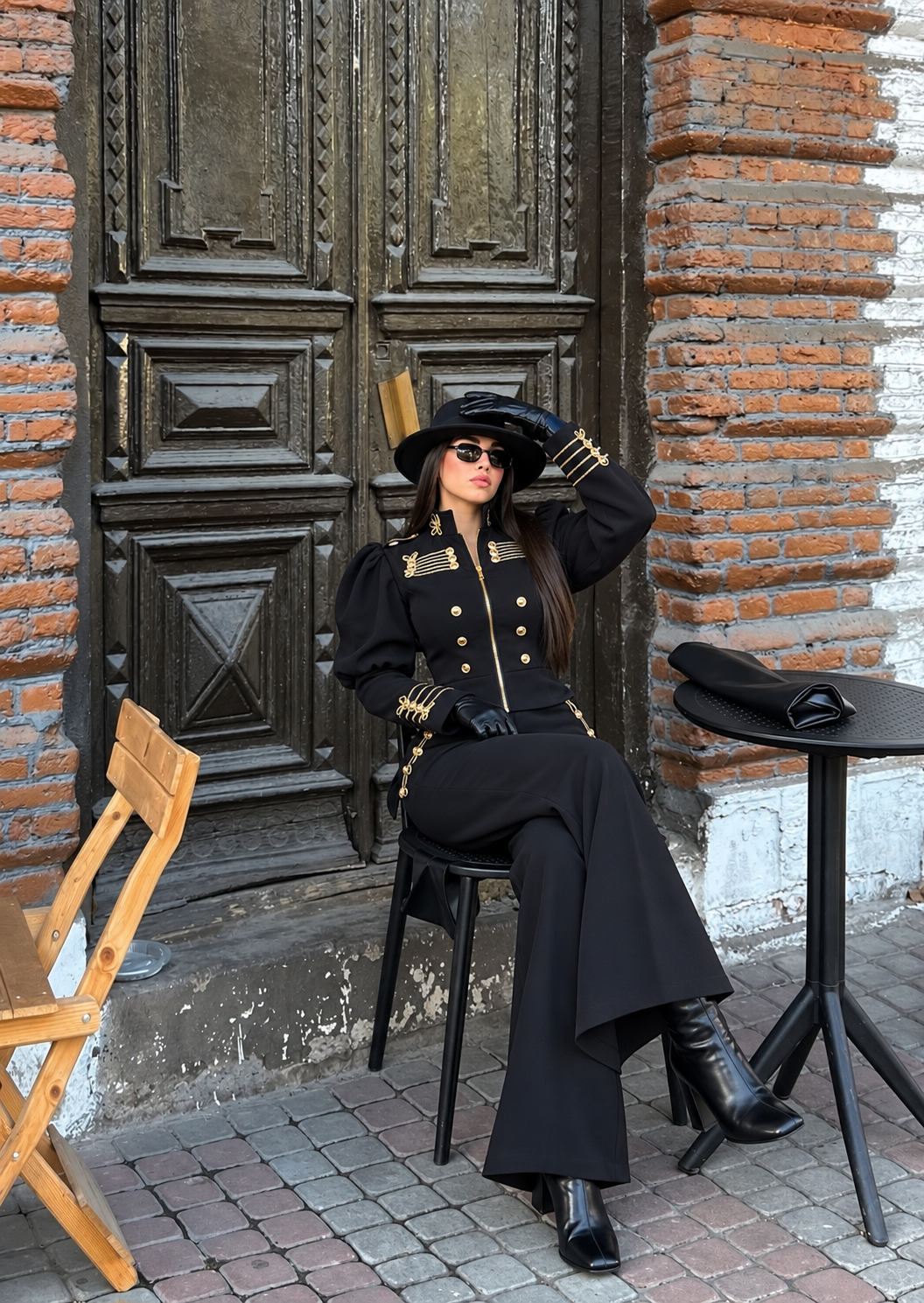Traje negro con aplicaciones doradas