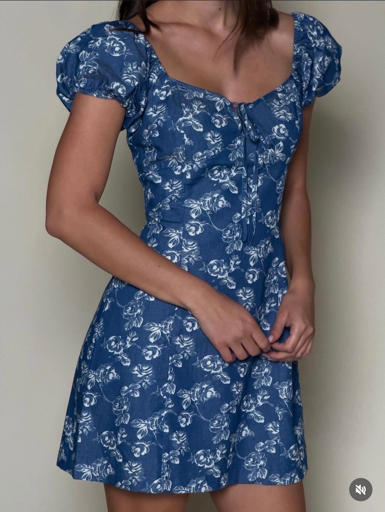 Vestido corto azul con flores