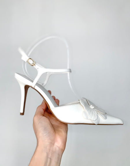 Zapatillas blancas con flor