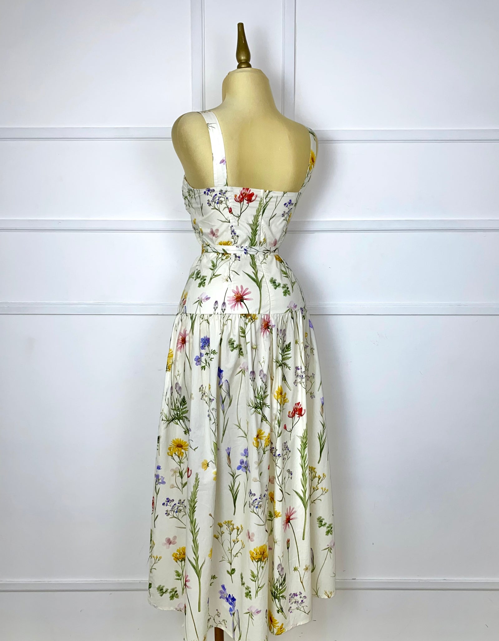 Vestido beige midi con flores y cinto