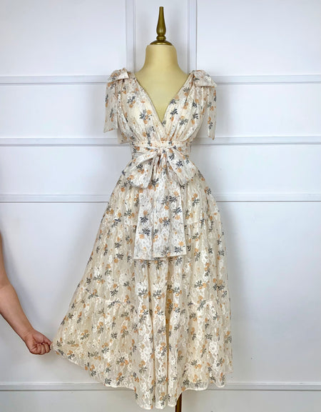 Vestido beige encaje con flores y listón