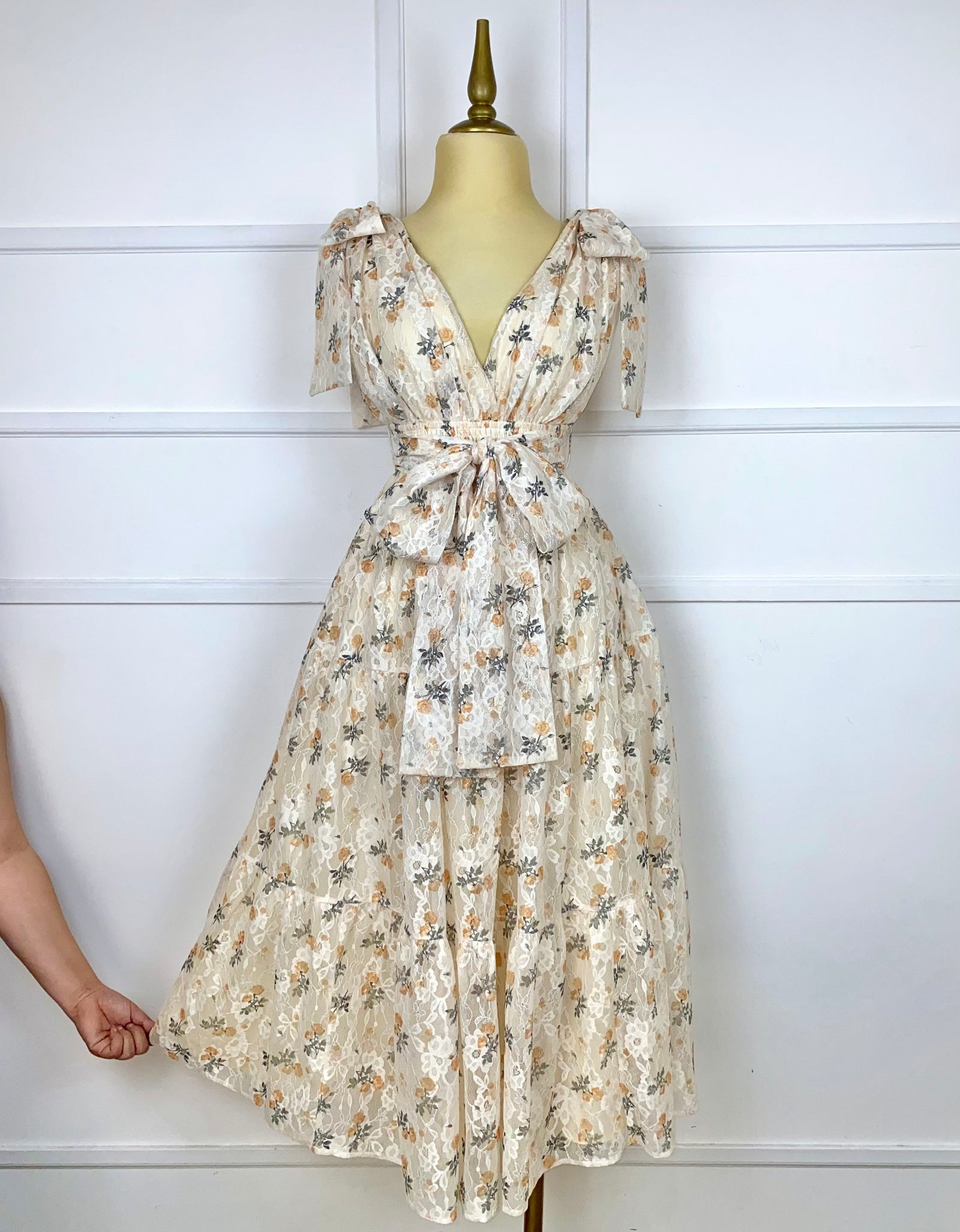 Vestido beige encaje con flores y listón