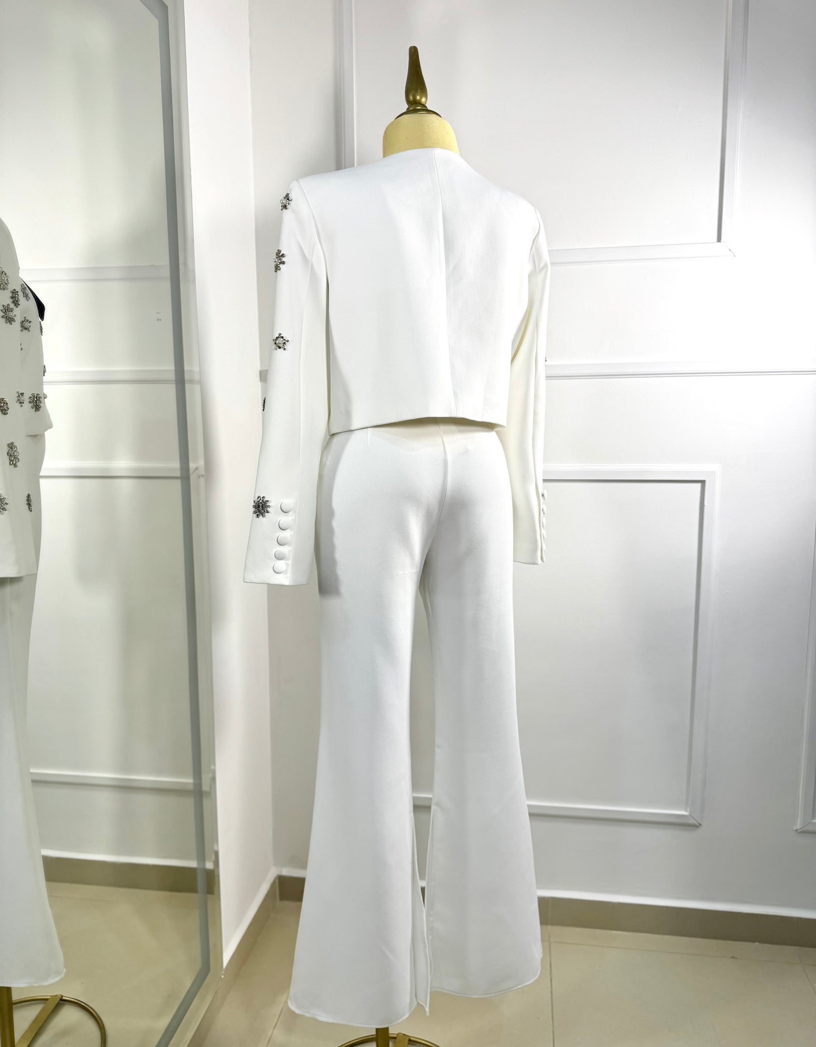 Traje blanco con aplicaciones