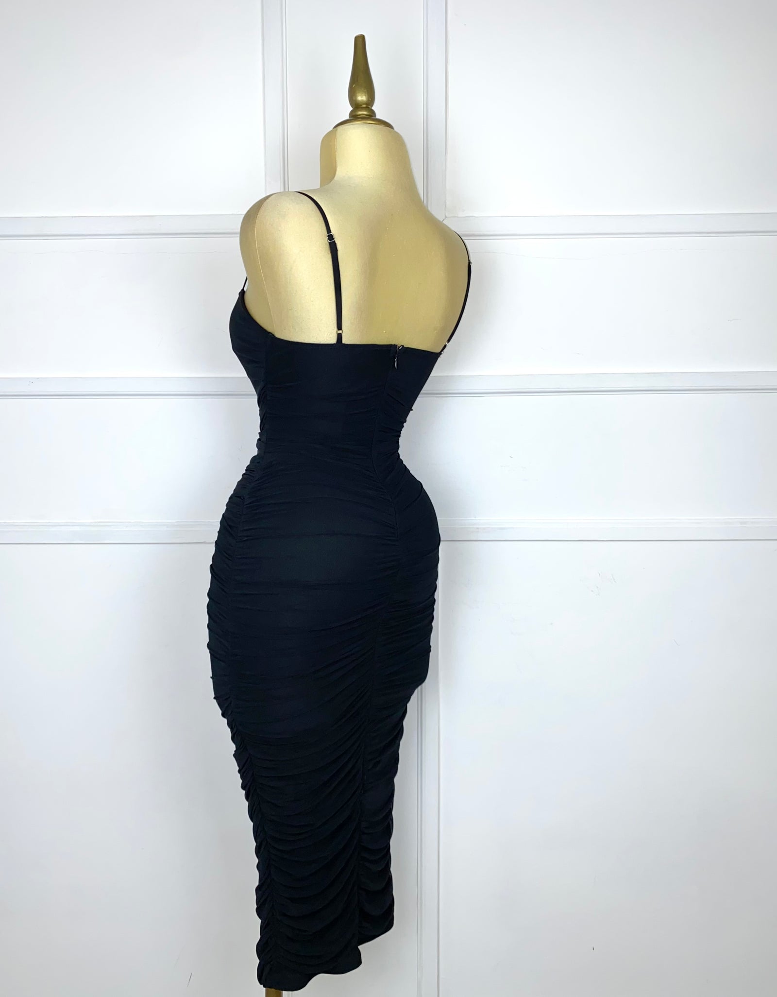 Vestido midi negro drapeado