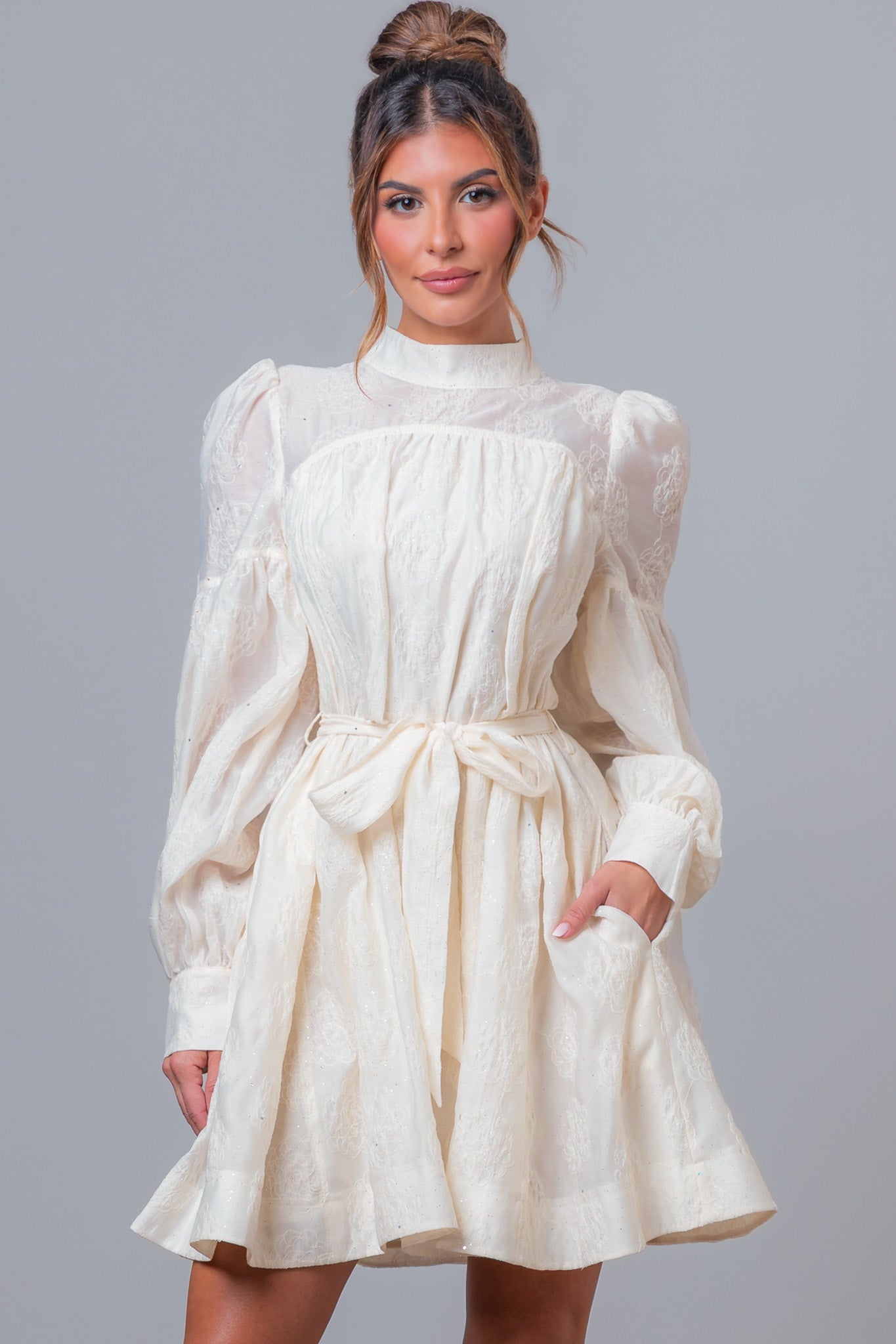 Vestido crema con brillitos y listón