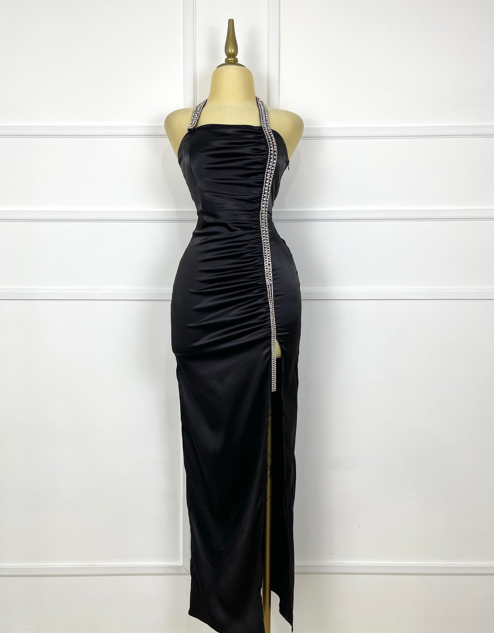 Vestido negro largo satín con pedrería