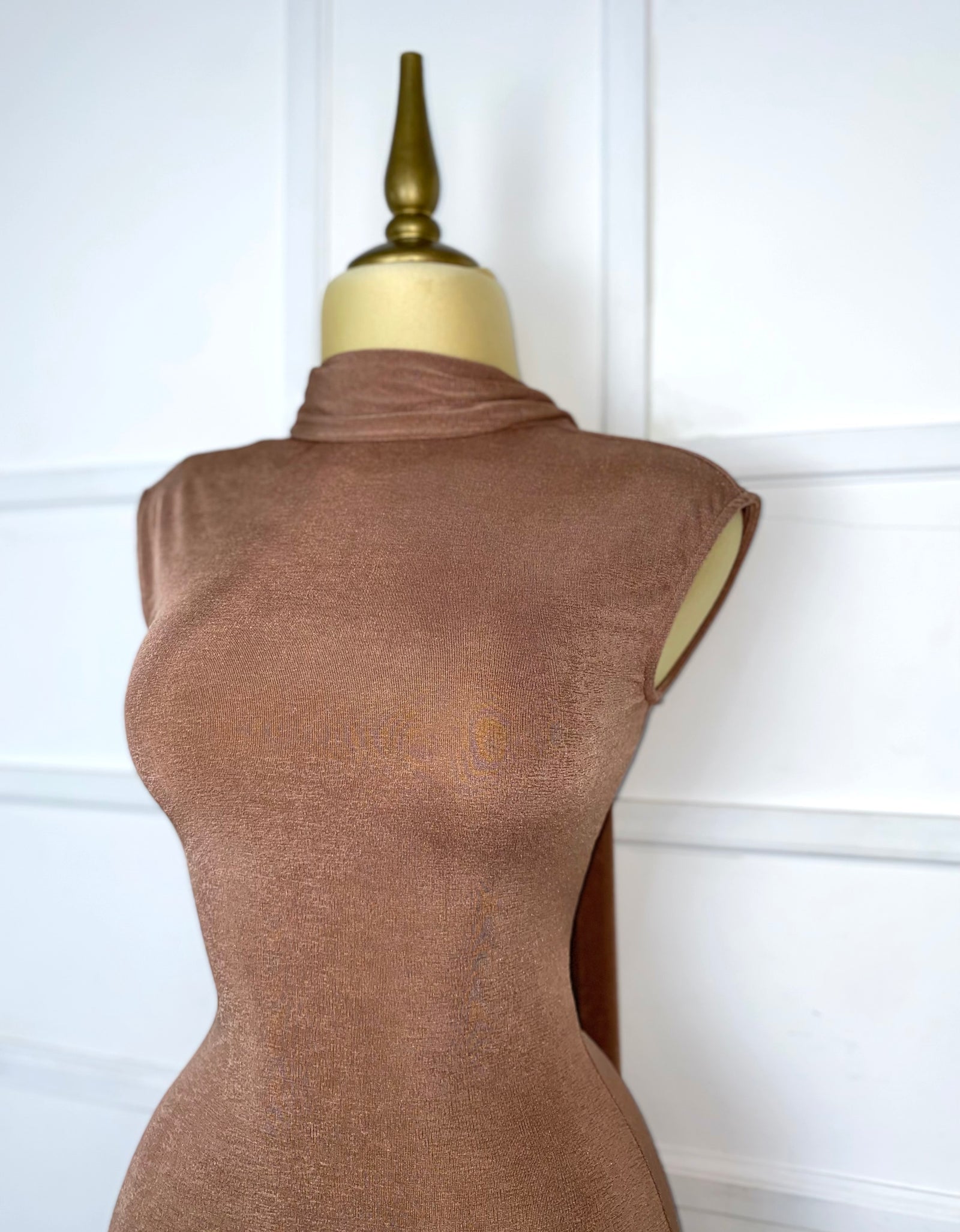 Vestido café largo stretch con listones