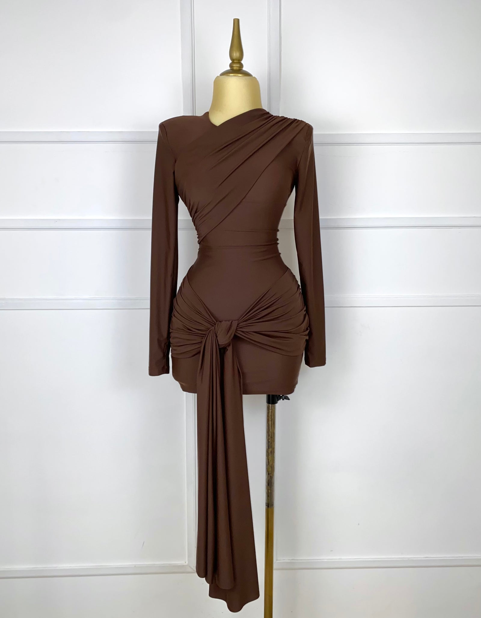 Vestido café corto drapeado manga larga