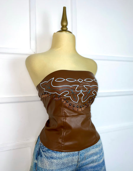 Blusa corta vinipiel con bordado y estoperoles
