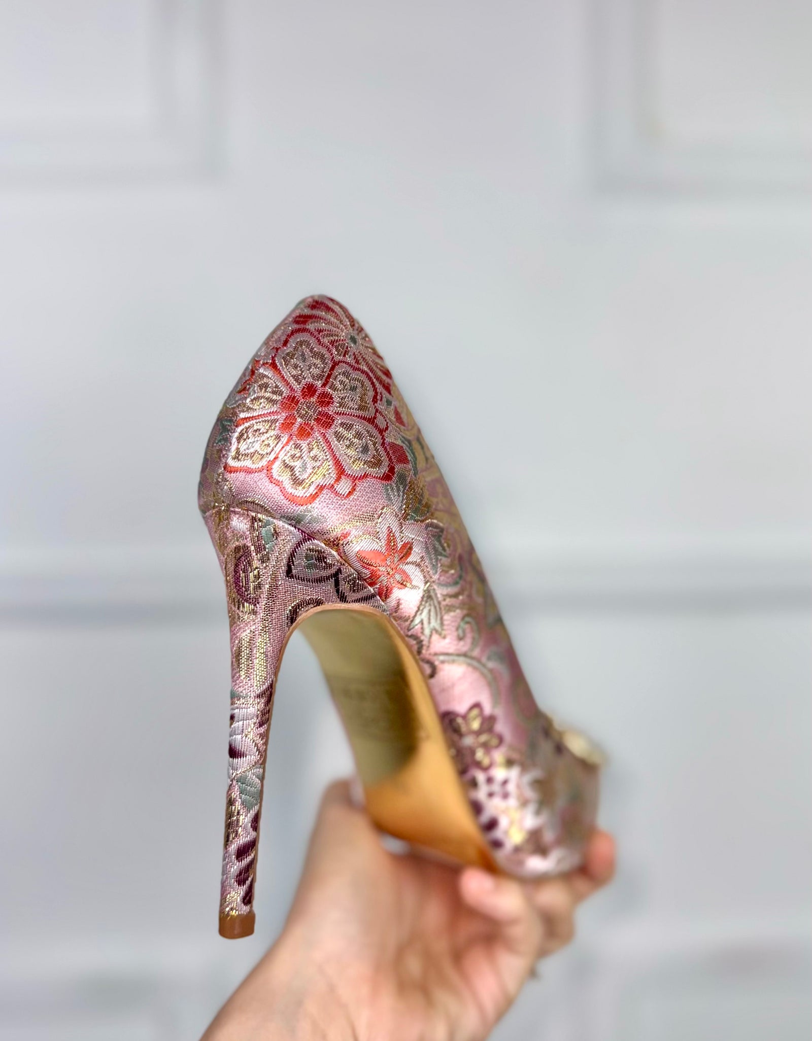 Zapatillas estampado con perlas y pedreria