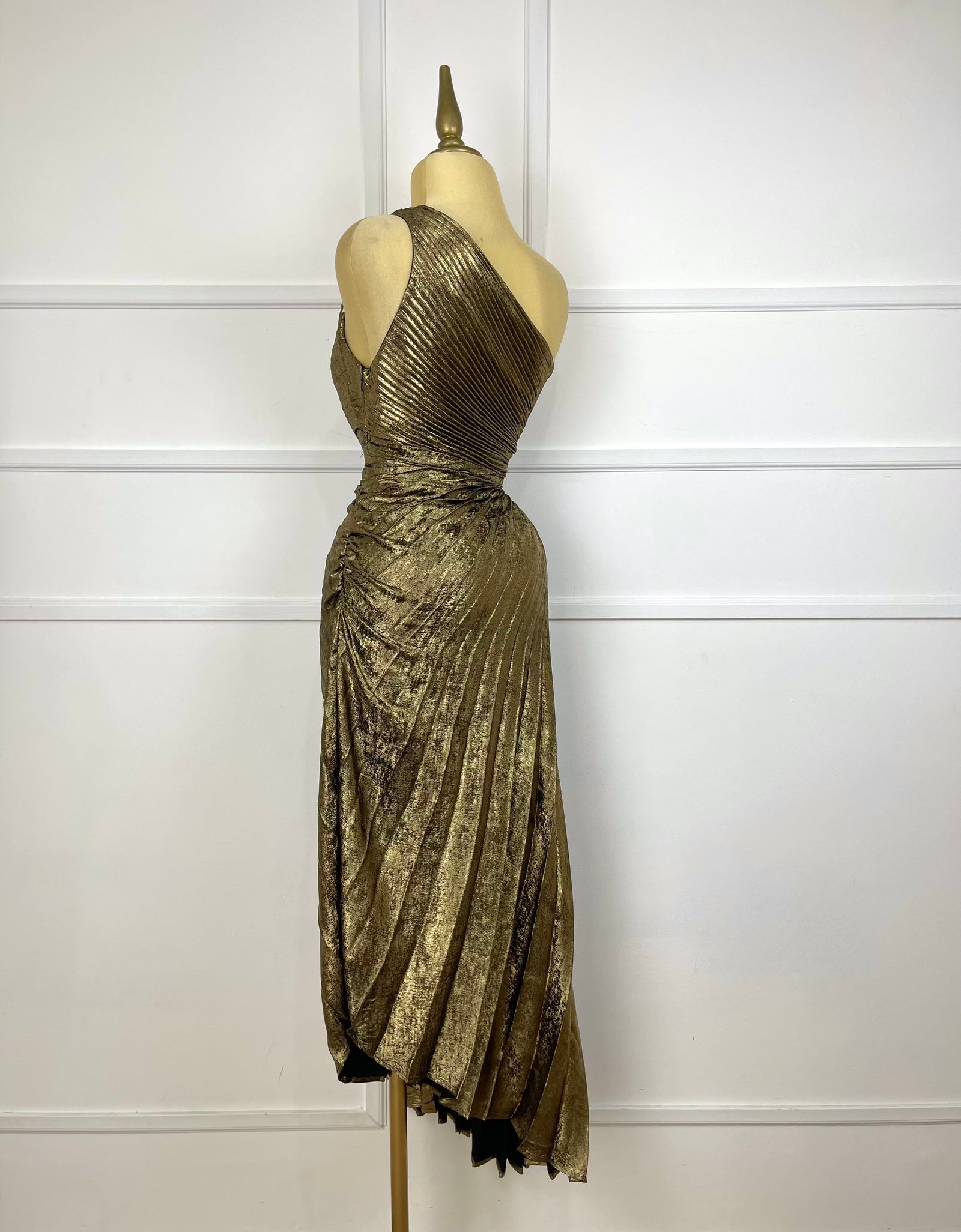 Vestido dorado asimétrico plisado