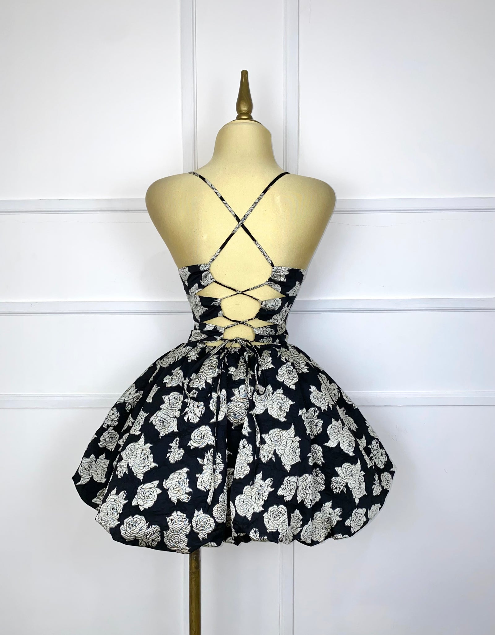 Vestido negro con flores grises brocado