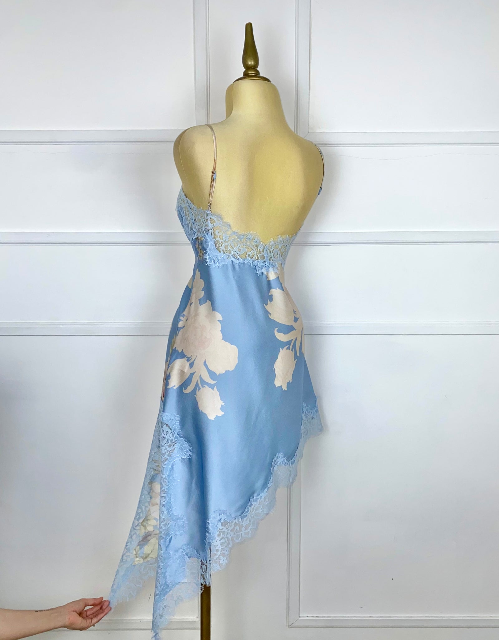 Vestido azul con flores y encaje